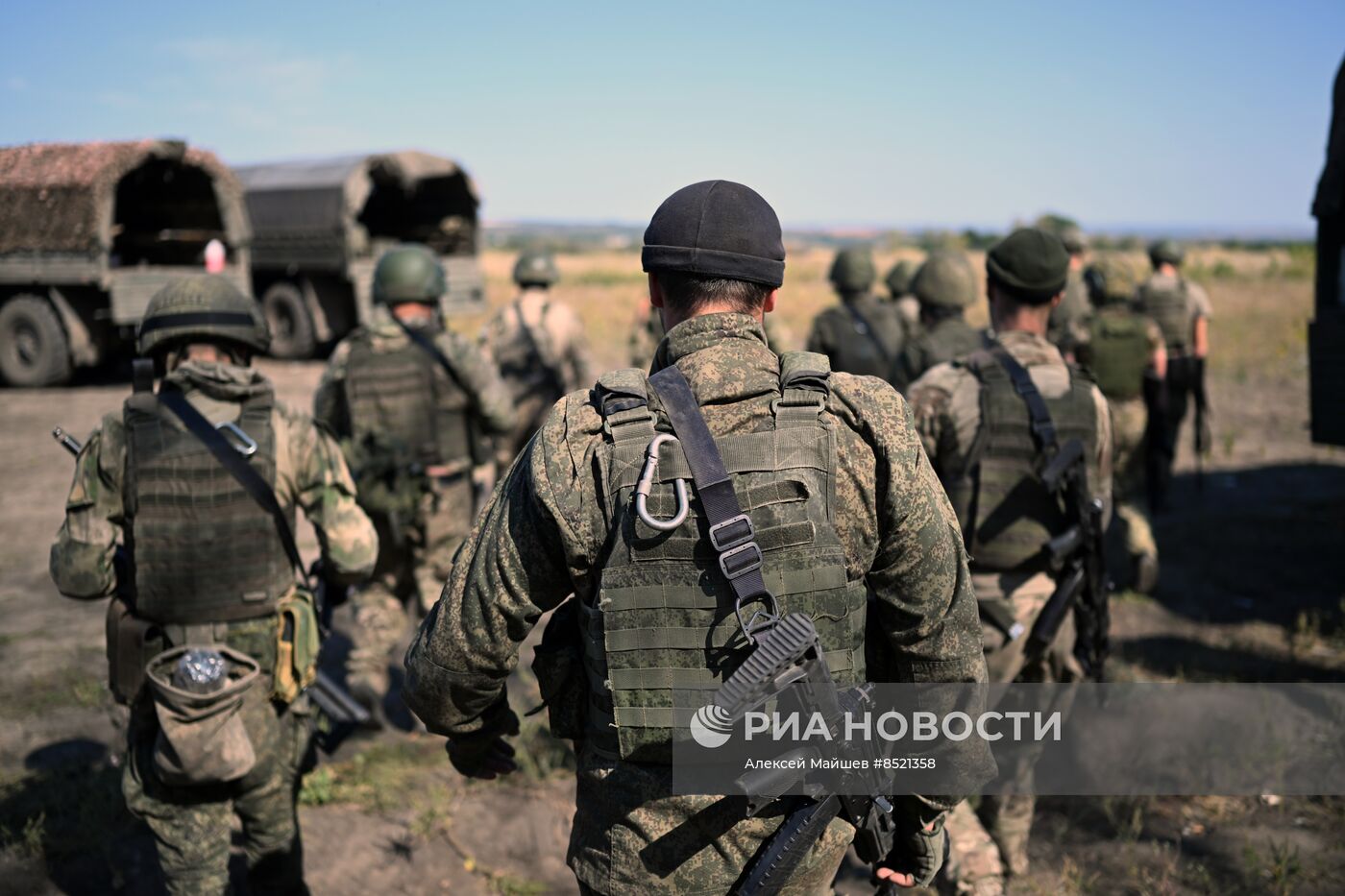 Пополнение одного из десантно-штурмовых полков ВДВ проводит занятия по боевому слаживанию на полигоне в ЛНР