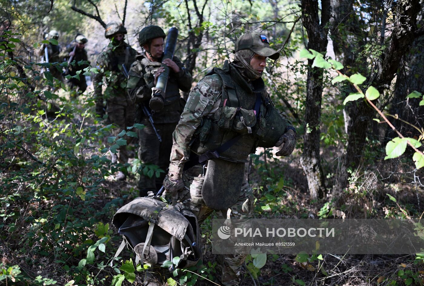 Пополнение одного из десантно-штурмовых полков ВДВ проводит занятия по боевому слаживанию на полигоне в ЛНР