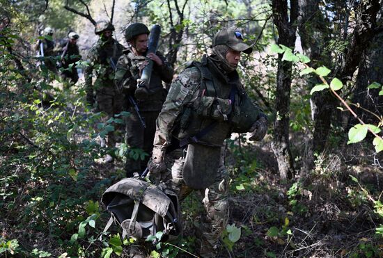 Пополнение одного из десантно-штурмовых полков ВДВ проводит занятия по боевому слаживанию на полигоне в ЛНР