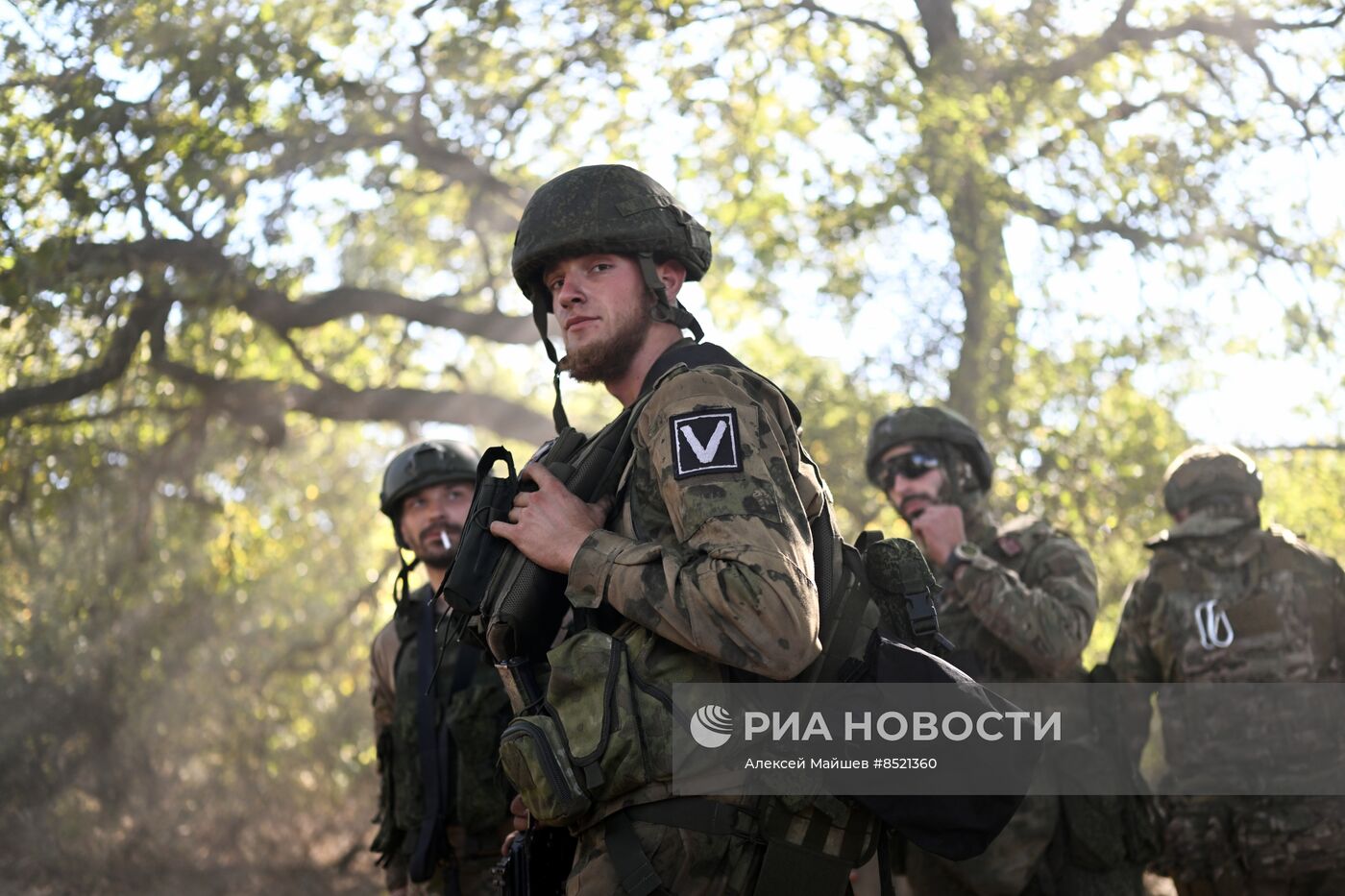 Пополнение одного из десантно-штурмовых полков ВДВ проводит занятия по боевому слаживанию на полигоне в ЛНР