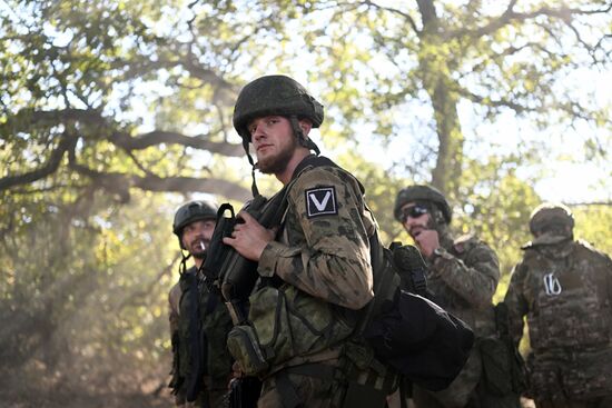 Пополнение одного из десантно-штурмовых полков ВДВ проводит занятия по боевому слаживанию на полигоне в ЛНР