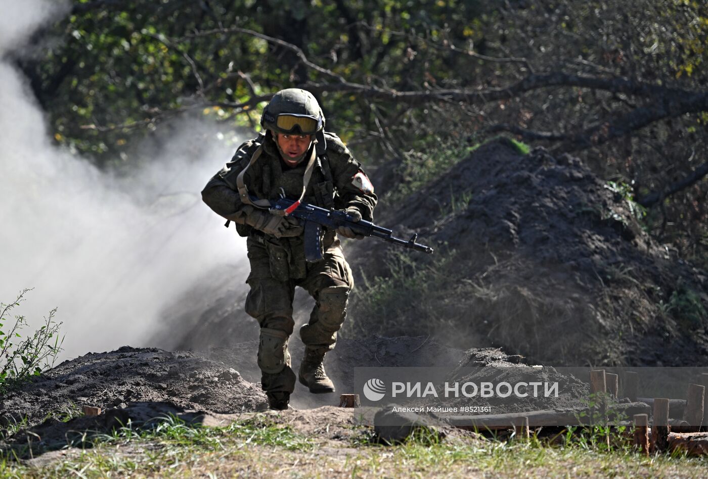 Пополнение одного из десантно-штурмовых полков ВДВ проводит занятия по боевому слаживанию на полигоне в ЛНР