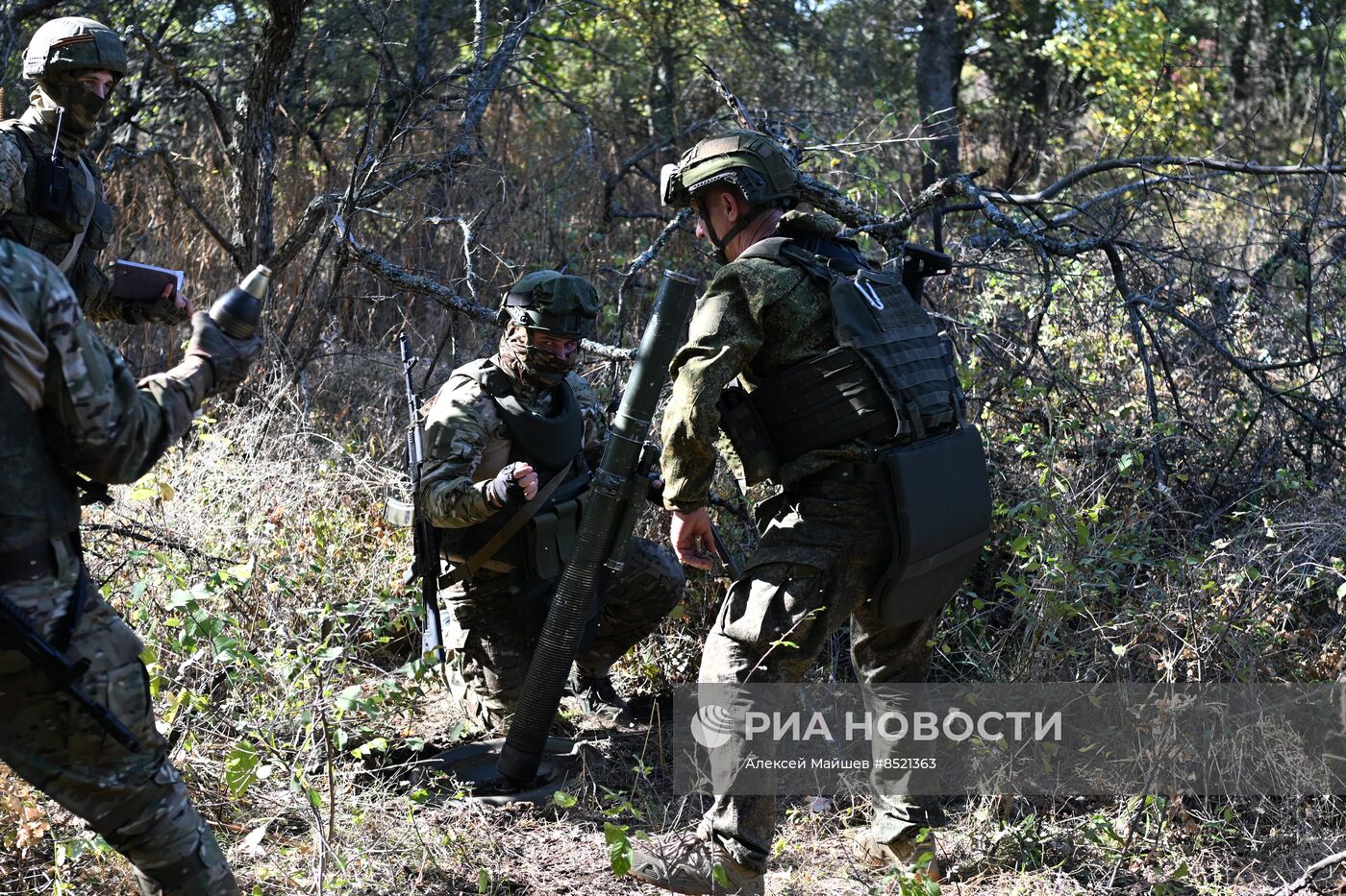 Пополнение одного из десантно-штурмовых полков ВДВ проводит занятия по боевому слаживанию на полигоне в ЛНР