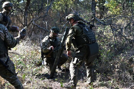 Пополнение одного из десантно-штурмовых полков ВДВ проводит занятия по боевому слаживанию на полигоне в ЛНР