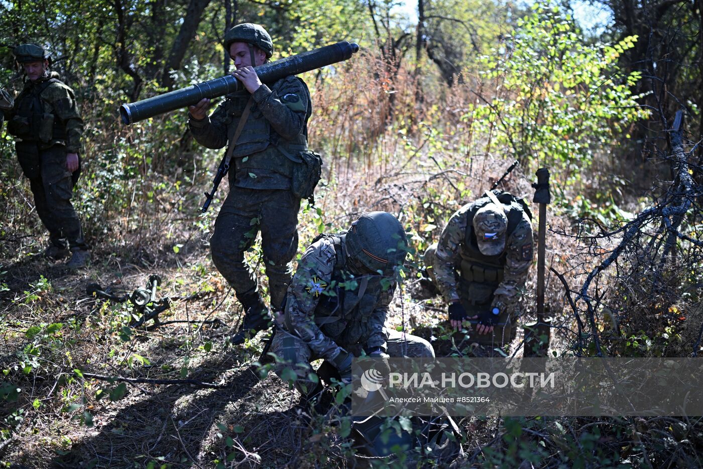 Пополнение одного из десантно-штурмовых полков ВДВ проводит занятия по боевому слаживанию на полигоне в ЛНР