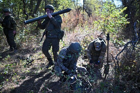 Пополнение одного из десантно-штурмовых полков ВДВ проводит занятия по боевому слаживанию на полигоне в ЛНР