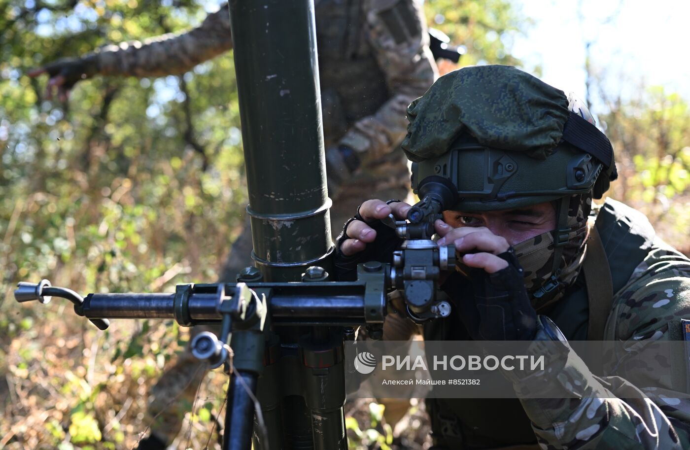 Пополнение одного из десантно-штурмовых полков ВДВ проводит занятия по боевому слаживанию на полигоне в ЛНР