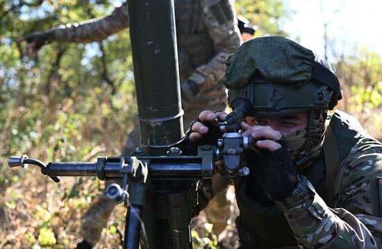 Пополнение одного из десантно-штурмовых полков ВДВ проводит занятия по боевому слаживанию на полигоне в ЛНР