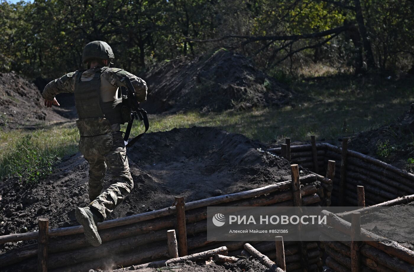 Пополнение одного из десантно-штурмовых полков ВДВ проводит занятия по боевому слаживанию на полигоне в ЛНР