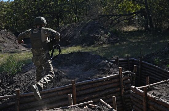 Пополнение одного из десантно-штурмовых полков ВДВ проводит занятия по боевому слаживанию на полигоне в ЛНР