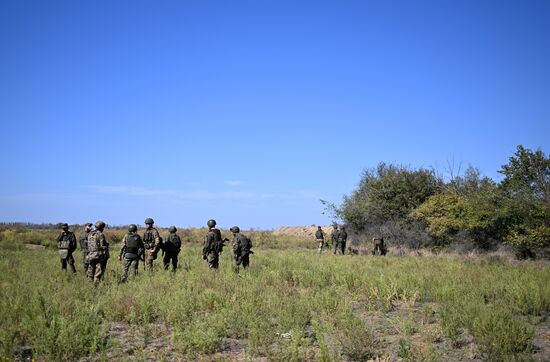 Пополнение одного из десантно-штурмовых полков ВДВ проводит занятия по боевому слаживанию на полигоне в ЛНР