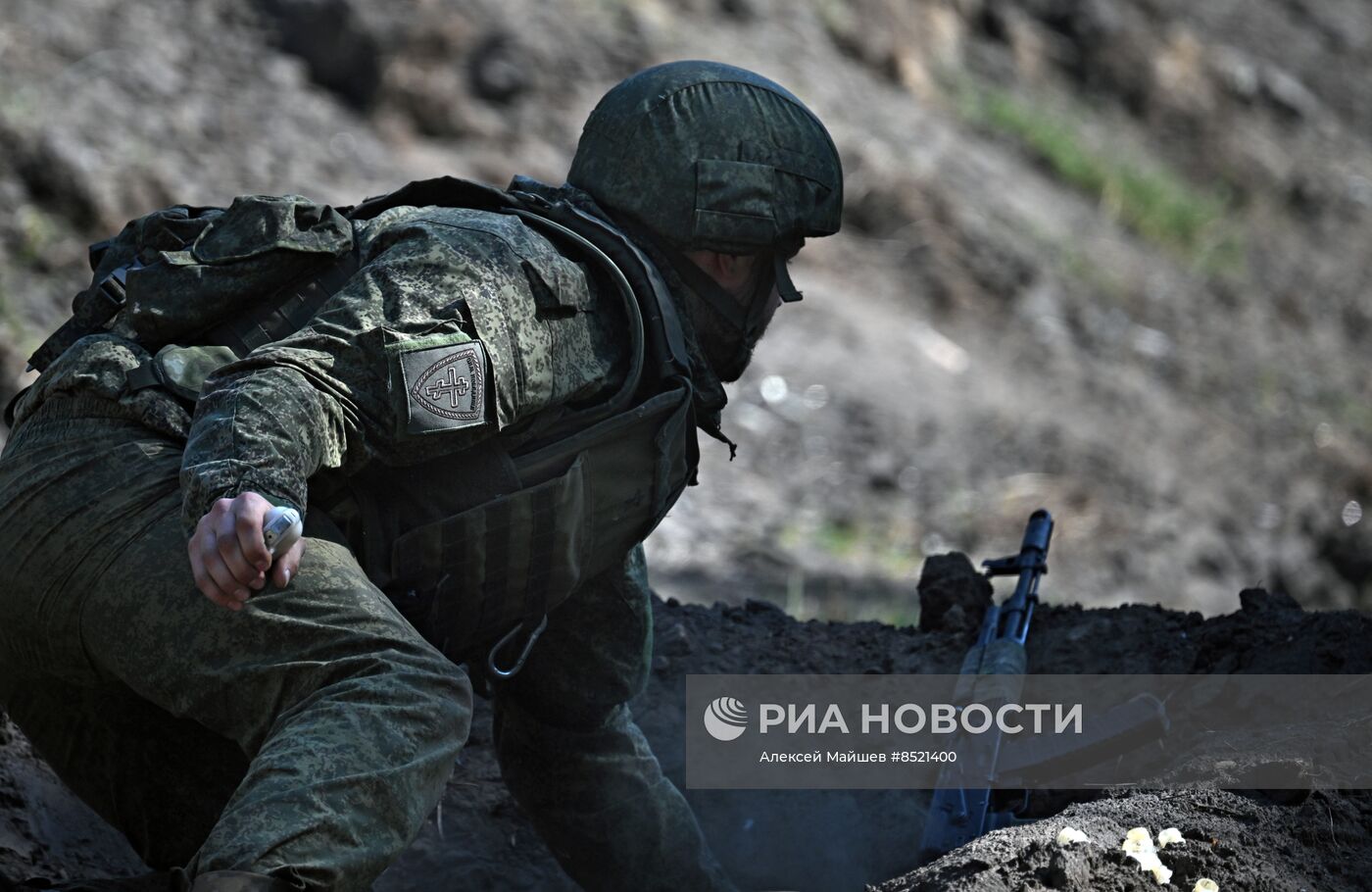 Пополнение одного из десантно-штурмовых полков ВДВ проводит занятия по боевому слаживанию на полигоне в ЛНР