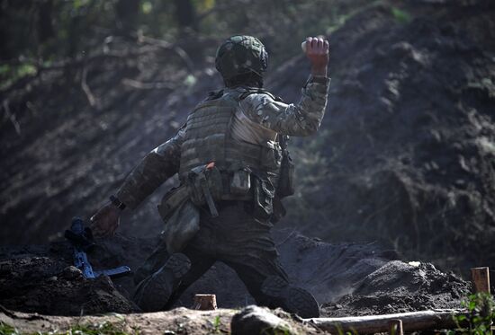 Пополнение одного из десантно-штурмовых полков ВДВ проводит занятия по боевому слаживанию на полигоне в ЛНР
