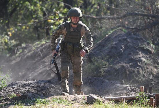 Пополнение одного из десантно-штурмовых полков ВДВ проводит занятия по боевому слаживанию на полигоне в ЛНР