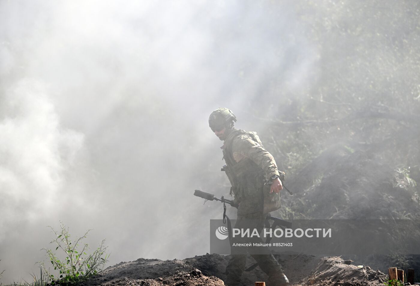 Пополнение одного из десантно-штурмовых полков ВДВ проводит занятия по боевому слаживанию на полигоне в ЛНР