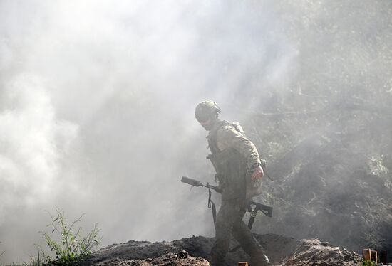 Пополнение одного из десантно-штурмовых полков ВДВ проводит занятия по боевому слаживанию на полигоне в ЛНР