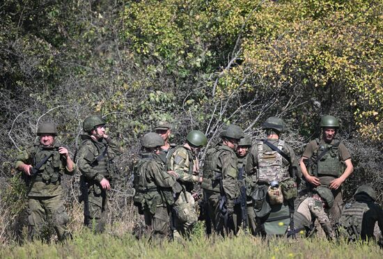 Пополнение одного из десантно-штурмовых полков ВДВ проводит занятия по боевому слаживанию на полигоне в ЛНР