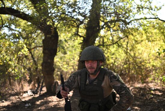 Пополнение одного из десантно-штурмовых полков ВДВ проводит занятия по боевому слаживанию на полигоне в ЛНР