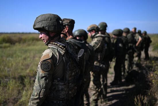 Пополнение одного из десантно-штурмовых полков ВДВ проводит занятия по боевому слаживанию на полигоне в ЛНР