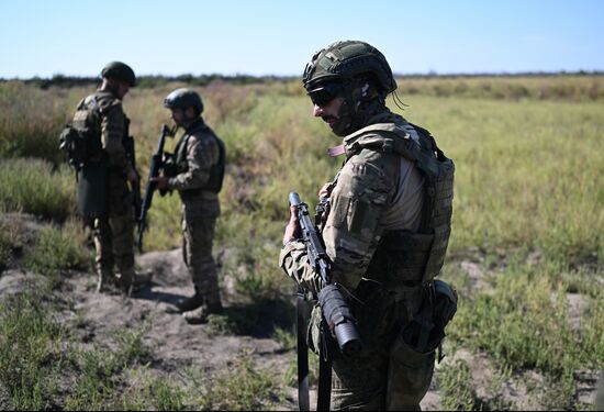 Пополнение одного из десантно-штурмовых полков ВДВ проводит занятия по боевому слаживанию на полигоне в ЛНР