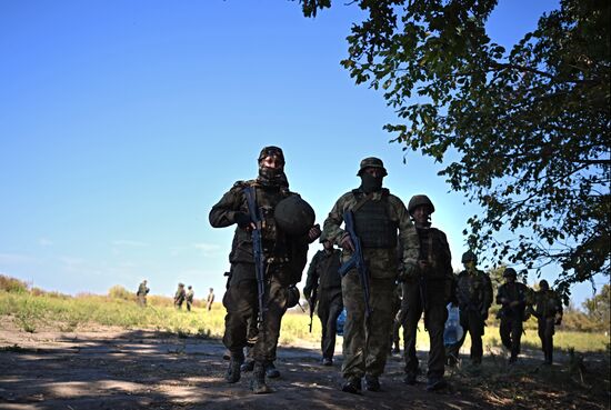 Пополнение одного из десантно-штурмовых полков ВДВ проводит занятия по боевому слаживанию на полигоне в ЛНР