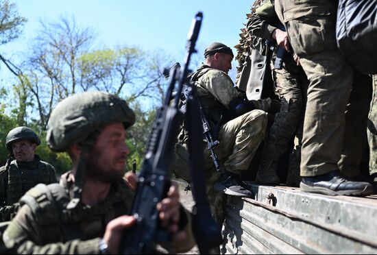 Пополнение одного из десантно-штурмовых полков ВДВ проводит занятия по боевому слаживанию на полигоне в ЛНР