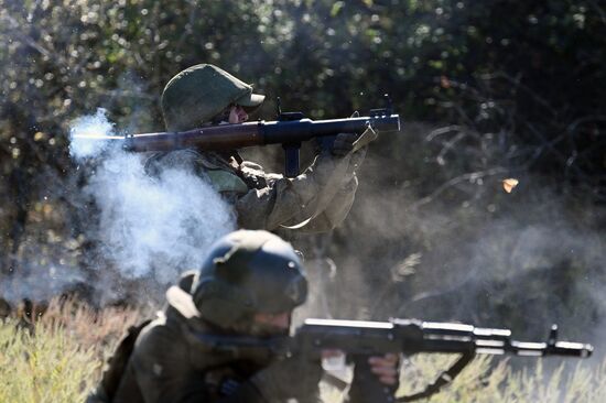 Пополнение одного из десантно-штурмовых полков ВДВ проводит занятия по боевому слаживанию на полигоне в ЛНР