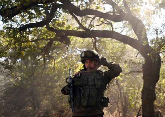 Пополнение одного из десантно-штурмовых полков ВДВ проводит занятия по боевому слаживанию на полигоне в ЛНР