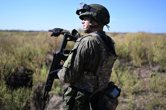 Пополнение одного из десантно-штурмовых полков ВДВ проводит занятия по боевому слаживанию на полигоне в ЛНР