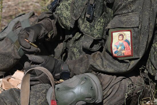 Пополнение одного из десантно-штурмовых полков ВДВ проводит занятия по боевому слаживанию на полигоне в ЛНР