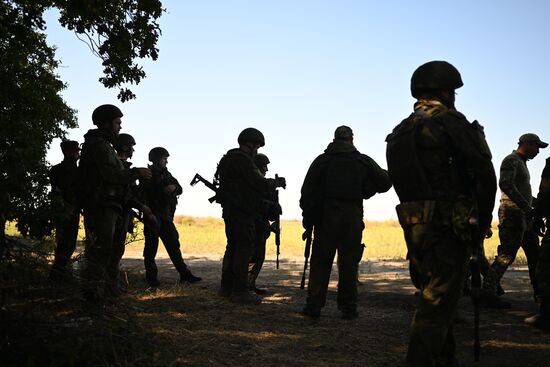 Пополнение одного из десантно-штурмовых полков ВДВ проводит занятия по боевому слаживанию на полигоне в ЛНР
