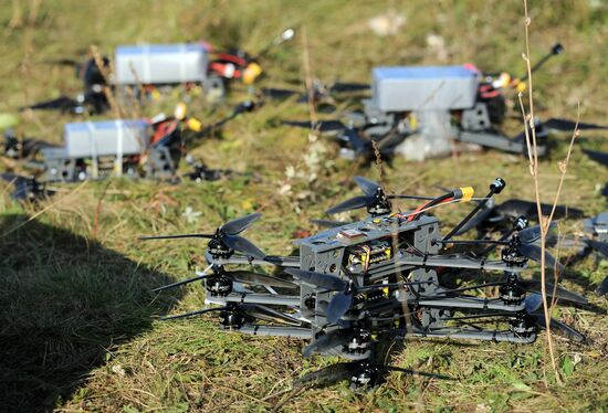 Испытания боевых дронов на аэродроме в Тамбове