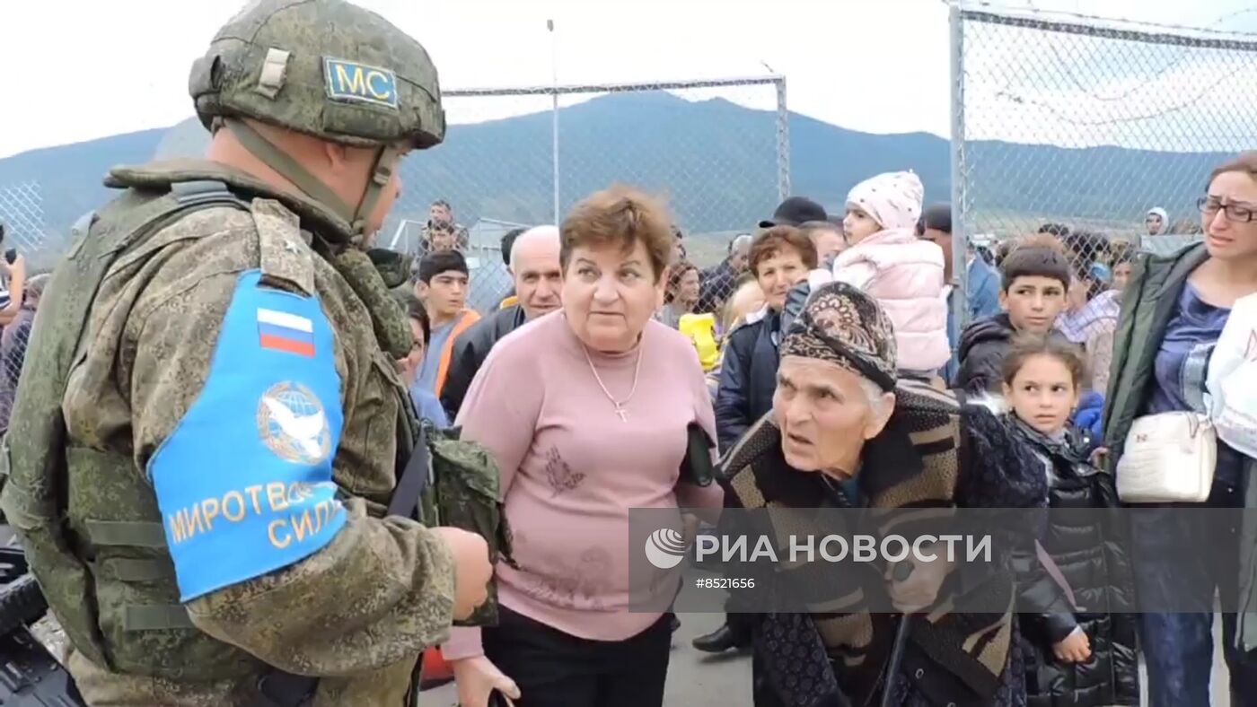 Российские миротворцы оказывают помощь жителям Карабаха