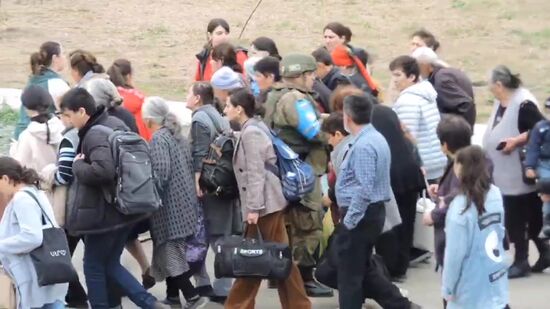 Российские миротворцы оказывают помощь жителям Карабаха