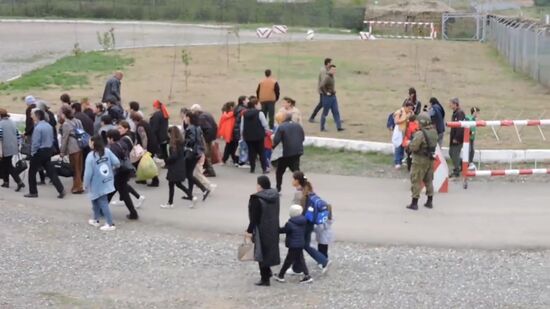 Российские миротворцы оказывают помощь жителям Карабаха