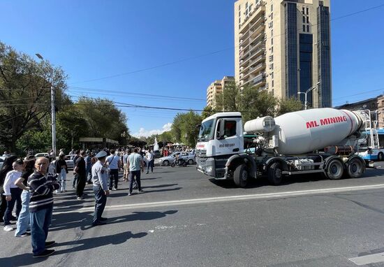 Протесты в Ереване на фоне эскалации в Нагорном Карабахе