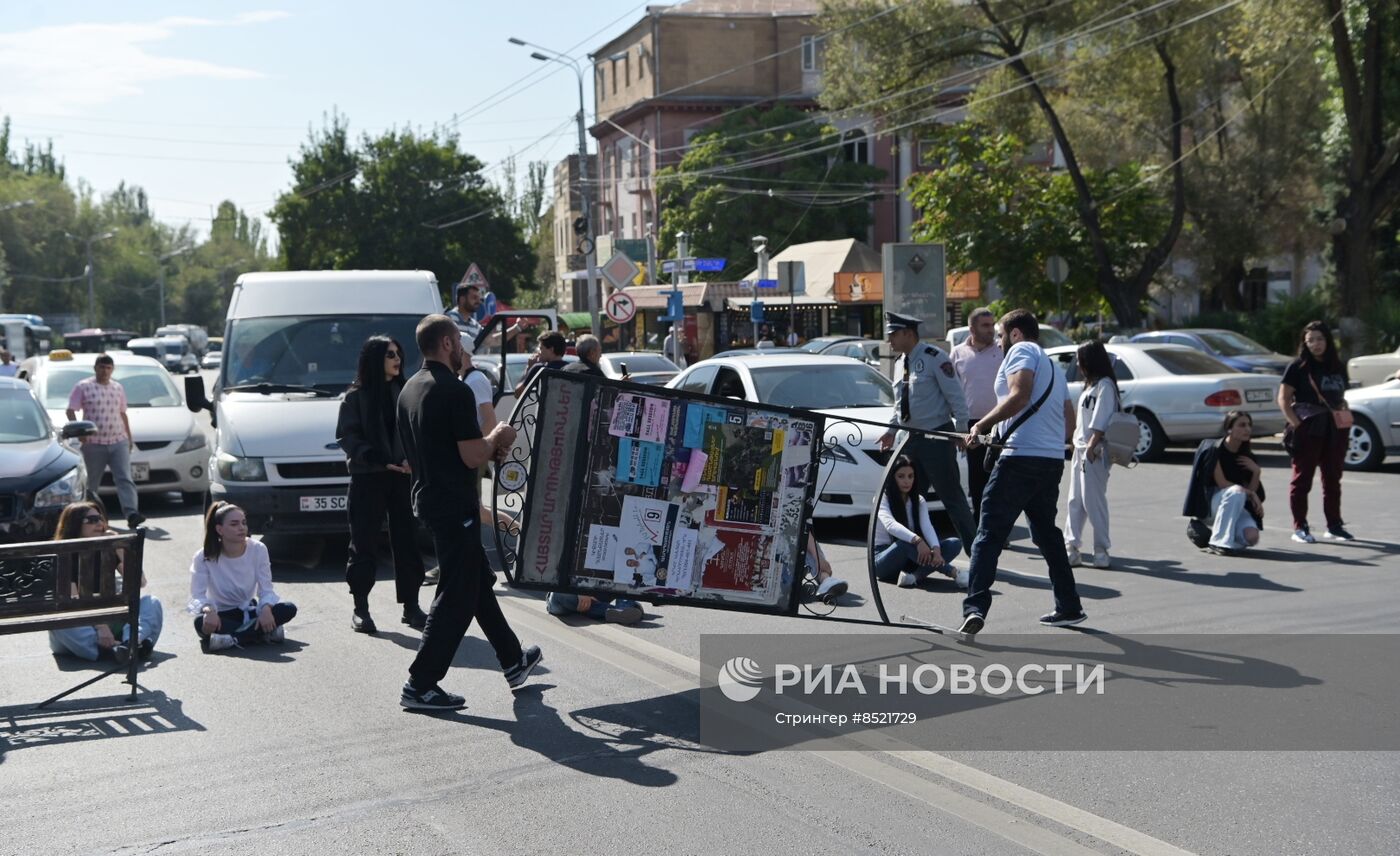 Протесты в Ереване на фоне эскалации в Нагорном Карабахе