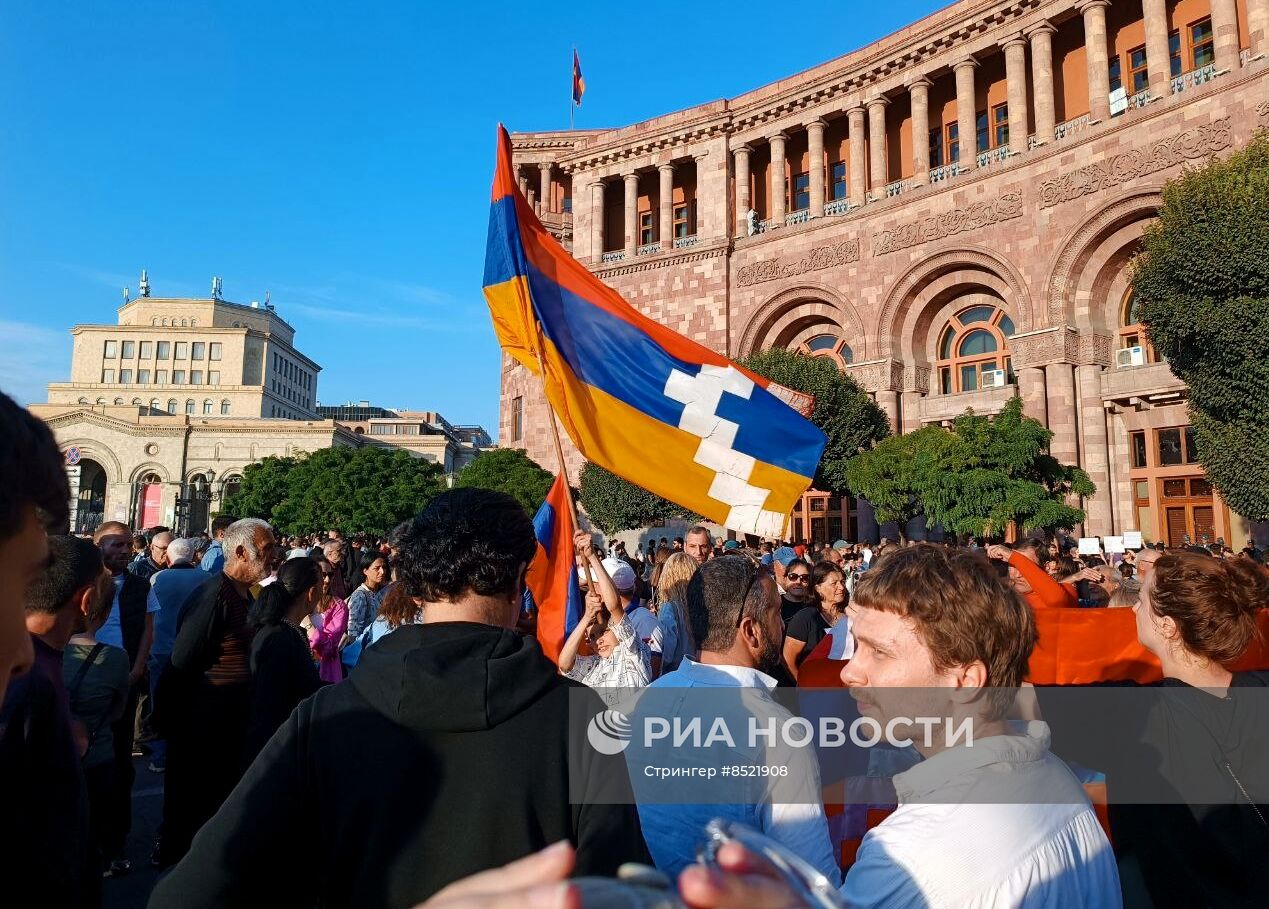 Протесты в Ереване на фоне эскалации в Нагорном Карабахе