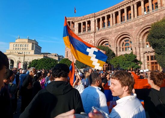 Протесты в Ереване на фоне эскалации в Нагорном Карабахе