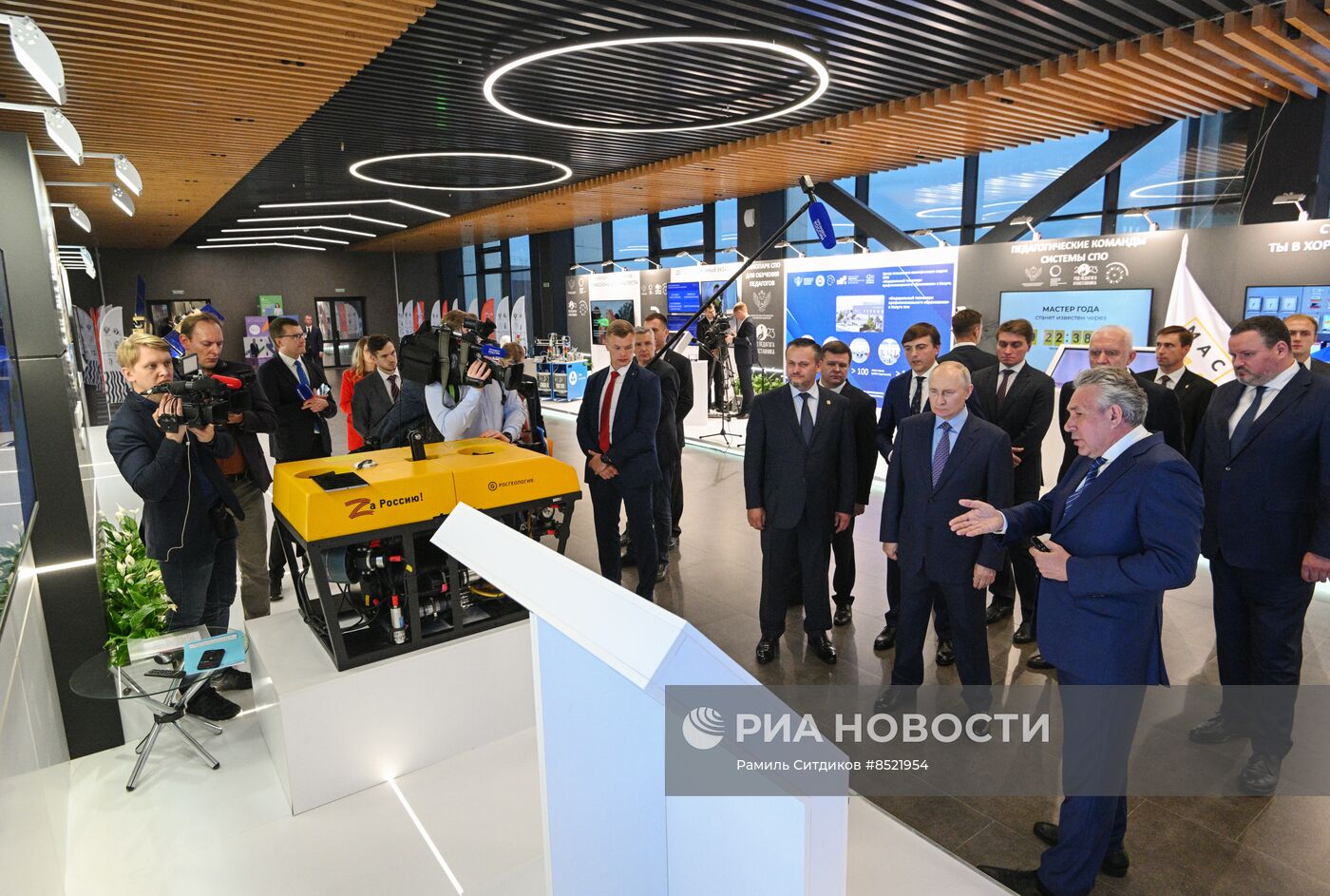 Рабочая поездка президента РФ В. Путина в Великий Новгород