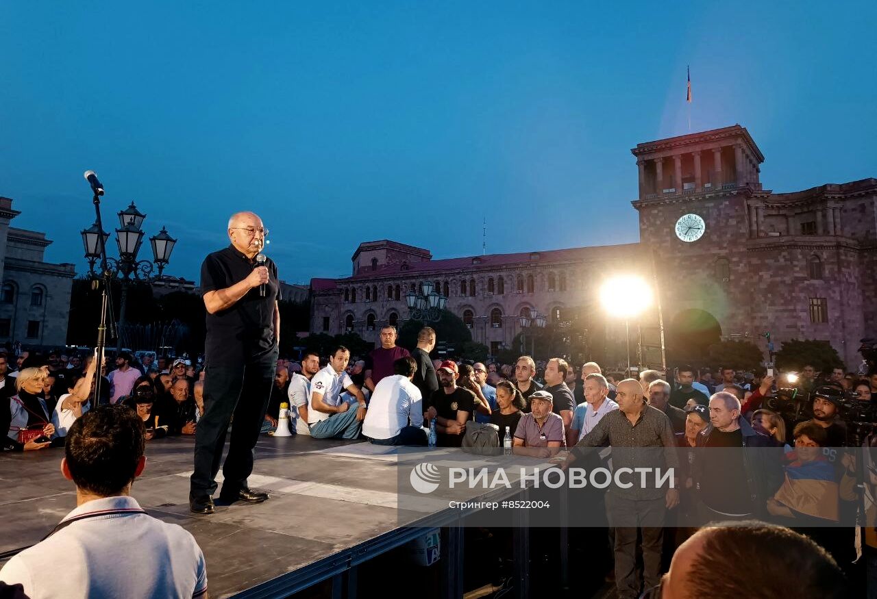 Протесты в Ереване на фоне эскалации в Нагорном Карабахе