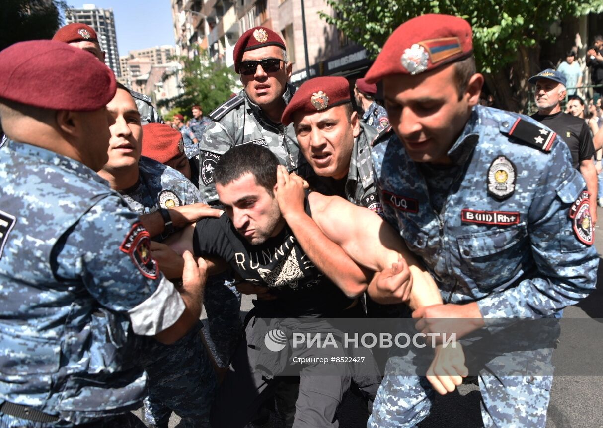 Протесты в Армении на фоне эскалации в Нагорном Карабахе 