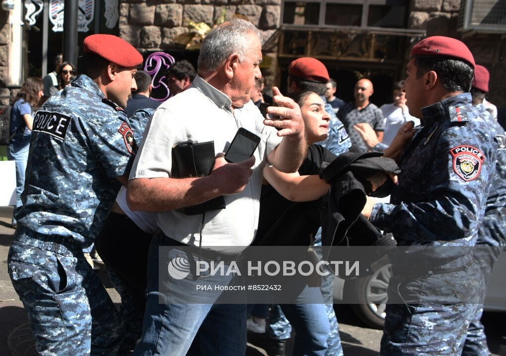 Протесты в Армении на фоне эскалации в Нагорном Карабахе 