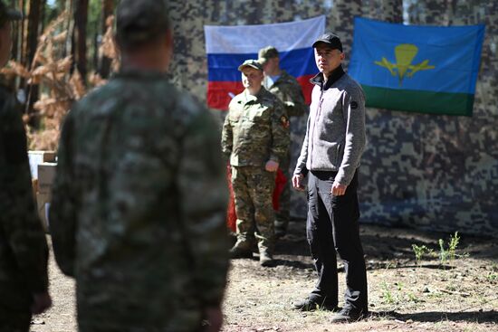 Актер И. Петренко посетил награждение бойцов десантно-штурмовой бригады ВС РФ