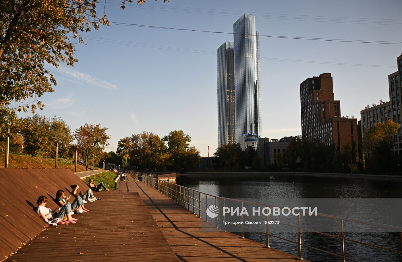 Красногвардейские пруды детская площадка. Парк Красногвардейские пруды катамараны и лодки. Красногвардейские пруды Москва, Красногвардейский бульвар фото.