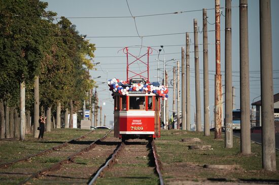 В Мариуполе запустили в регулярное пассажирское сообщение ленинградский ретротрамвай