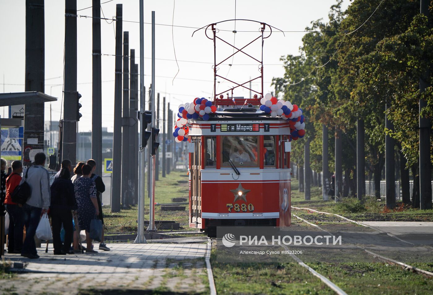В Мариуполе запустили в регулярное пассажирское сообщение ленинградский ретротрамвай