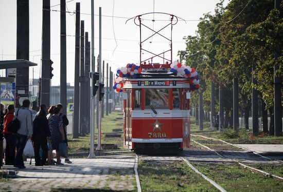 В Мариуполе запустили в регулярное пассажирское сообщение ленинградский ретротрамвай