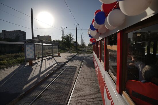 В Мариуполе запустили в регулярное пассажирское сообщение ленинградский ретротрамвай