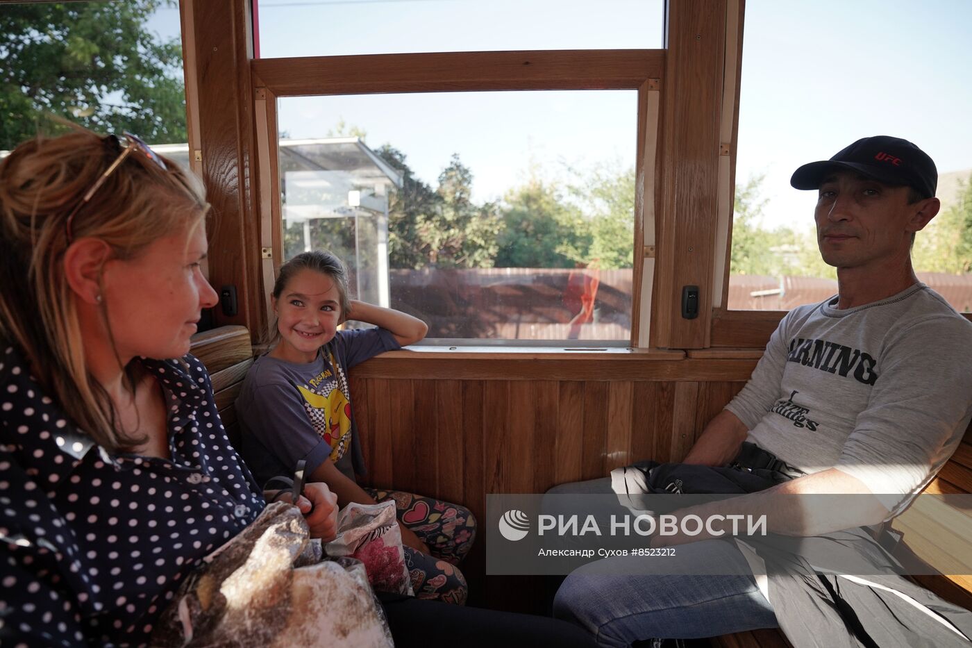 В Мариуполе запустили в регулярное пассажирское сообщение ленинградский ретротрамвай